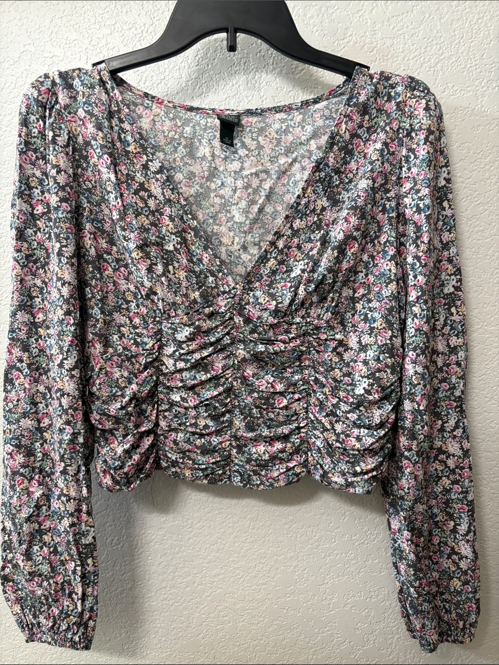 wild fable Black Floral Ruched V-Neck Long Sleeve Crop Top